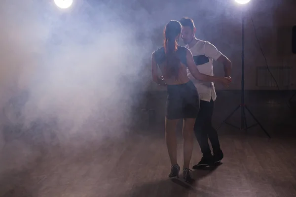 情侣跳舞社会 danse kizomba 或 bachata 或 semba — 图库照片