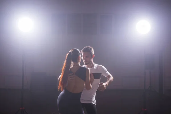 Casal dança danse social kizomba ou bachata ou semba — Fotografia de Stock