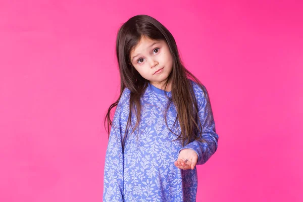 Porträtt av bedårande liten flicka isolerad på en rosa bakgrund — Stockfoto