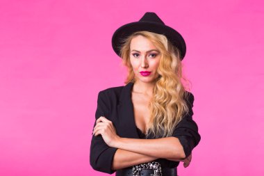 Lüks, stil ve insanlar kavramı - pembe dudakları ve şık bir elbise ile siyah şapkalı güzel seksi kadın