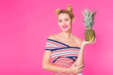 Pembe arka plan boşaltmak ile üzerinden pineapple moda komik kadın portre
