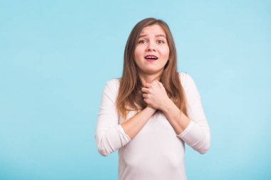 Genç kadının gözlerini kapatır ve göğüs kalp yakınındaki ellerinde tutar, onun iyilik veya iyilik gösterir, samimi duygular, varlık tür ifade eder yürekli ve dürüst. Beden dili ve gerçek duygularını kavramı.