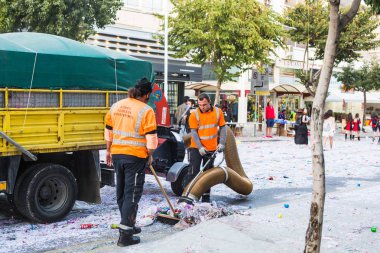 Limassol, Kıbrıs. -26 Şubat 2017 - sokak bir karnaval parti sonra Temizleme sokak süpürge Makinası