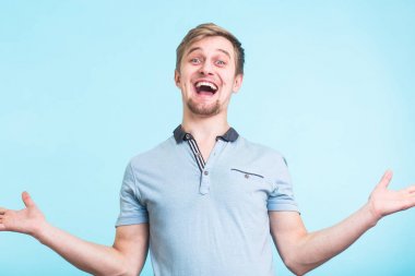 Mutluluk, heyecan adam bağırdı hareketleri aktif, büyük surprisement, mavi arka plan üzerinde ifade