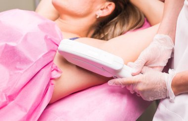 Saç kaldırma kozmetik yordam kozmetik güzellik spa klinikte bir terapist. Lazer epilasyon. Kozmetik ve Spa konsept