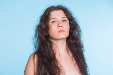 Mavi arka plan üzerinde güzel çıplak kadın portresi