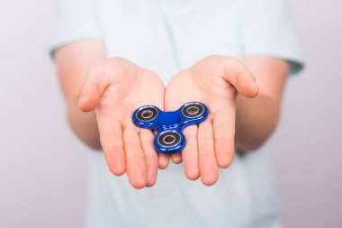 popüler tutan erkek el kıpır spinner oyuncak beyaz arka planda, stres ve gevşeme ayağım anti anksiyete Rölyef oyuncak