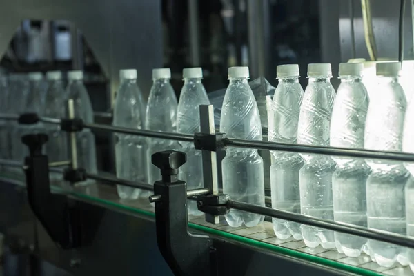 Fabriek - Water bottelen lijn voor het verwerken en botteling van puur bronwater in kleine flesjes water — Stockfoto