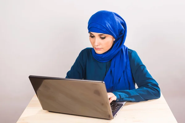 Όμορφη μουσουλμανική γυναίκα εμπιστοσύνη λειτουργεί σε φορητό υπολογιστή. Επιχειρήσεων και οικονομικών εννοιών. — Φωτογραφία Αρχείου