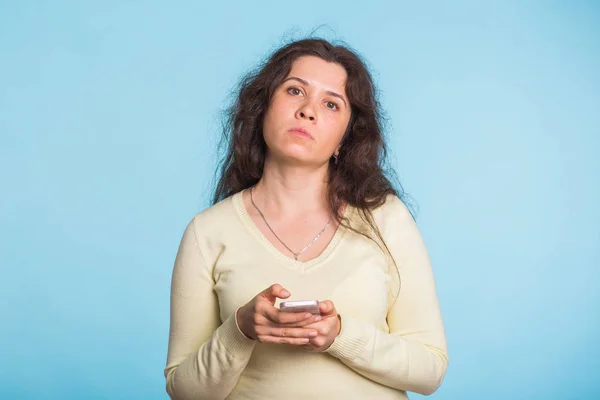 Mujer triste y resentida esperando excusas y explicaciones y se ve reprochablemente aislada sobre fondo azul . —  Fotos de Stock