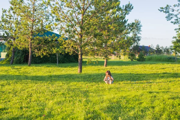 Enfant heureux jouant dans le parc d'été — Photo