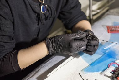 Ana dövmeci dövme için Araçlar hazırlar.