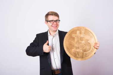 Büyük altın bitcoin, pembe arka plan tutan Businessnan. Kripto para birimi, sanal para, internet ve ekonomi kavramı