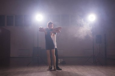 Yetenekli dansçılar konser ışık ve duman altında karanlık odada gerçekleştirme. Şehvetli çift bir sanatsal ve duygusal çağdaş dans performans