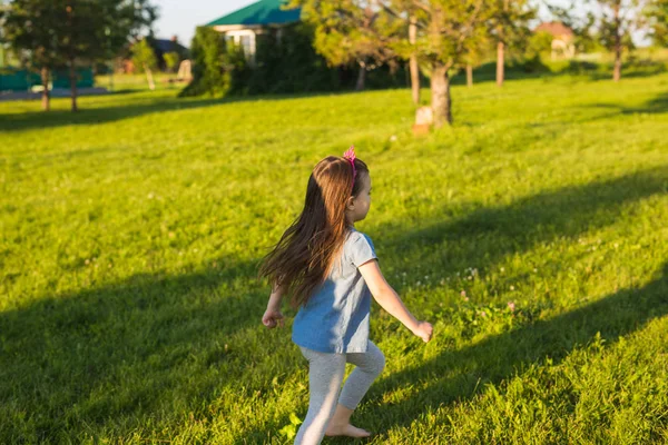 Щаслива дитина біжить в літньому парку — стокове фото