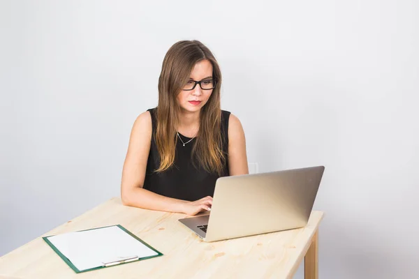 Attraktive reife Geschäftsfrau arbeitet am Laptop in ihrem Arbeitsplatz. — Stockfoto