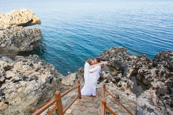 Braut und Bräutigam am Hochzeitstag am Meer — Stockfoto