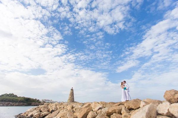 Noiva e noivo junto ao mar no dia do casamento — Fotografia de Stock