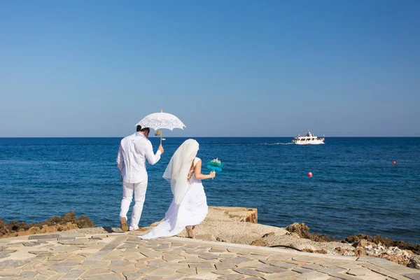 Mariés au bord de la mer le jour de leur mariage — Photo