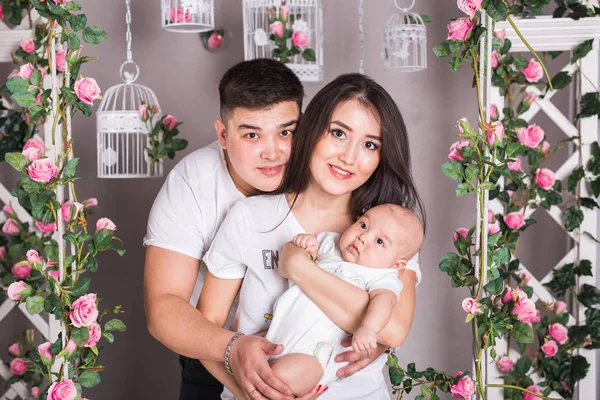Retrato interno de asiático mestiço família com bebê infantil — Fotografia de Stock
