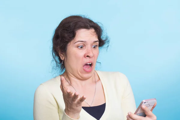 Femme agressive en colère sur fond bleu — Photo