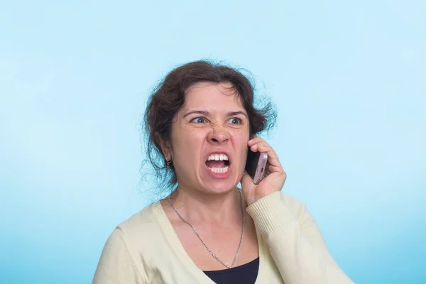 愤怒的攻击性女人在手机上尖叫 — 图库照片
