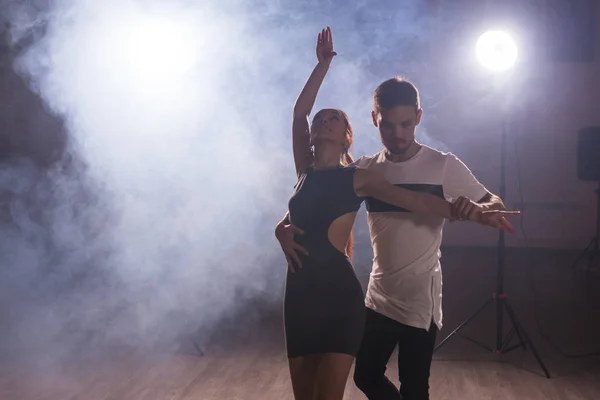 Активные счастливые взрослые танцуют бачату вместе в танцевальном классе — стоковое фото