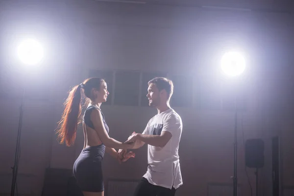 Casal jovem dança latina Bachata, merengue, salsa. Dois pose elegância na aula de dança — Fotografia de Stock