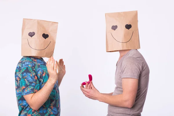 Zwei Männer verlobt, schwule Verlobung auf weißem Hintergrund — Stockfoto