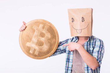 Yeni bir sanal para Digitall sembolü bir komik adam elinde altın Bitcoin.