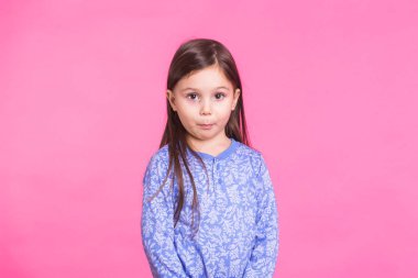 Pembe arka plan izole bir şirin esmer küçük kız çocuk, portresi