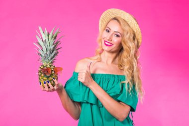 Mutlu kadın ve pembe bir arka plan üzerinden pineapple portresi. Yaz, diyet ve sağlıklı yaşam konsepti