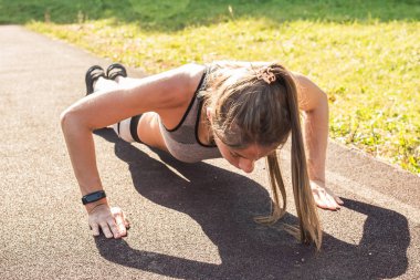 Uygun kadın parkta şınav.