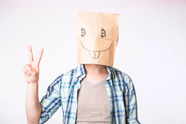 仮想 cryptocurrency コンセプト - bitcoin の目の代わりにシンボルの写真と彼の頭の上の段ボール箱を持つ男 — ストック写真