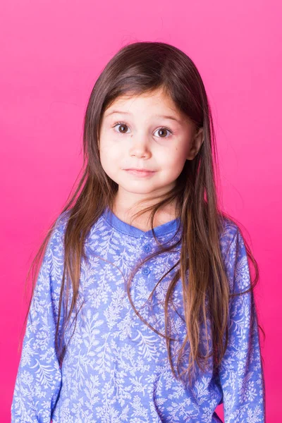 Retrato de una encantadora niña morena, aislada sobre fondo rosa —  Fotos de Stock