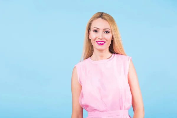 Junge Frau Mode Lookbook Modell Studio Porträt auf blauem Hintergrund mit Copyspace — Stockfoto
