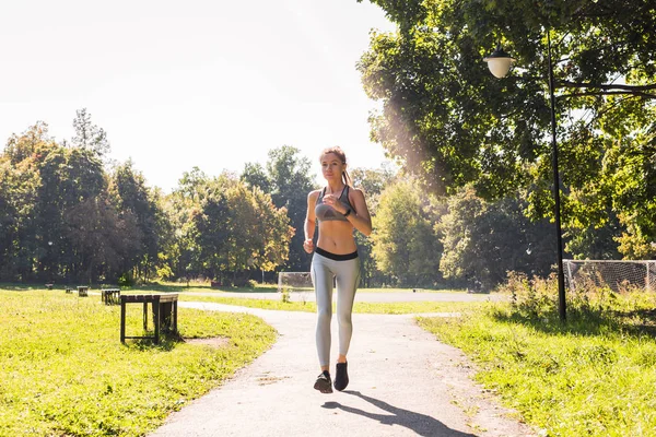 Zdrowy styl życia młodych fitness kobieta działa na zewnątrz — Zdjęcie stockowe