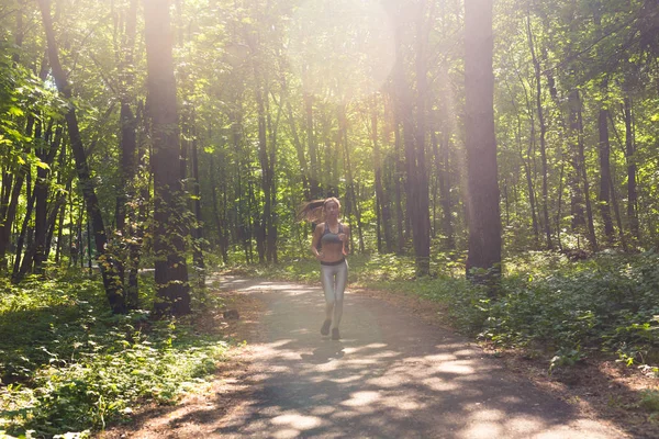 Gezonde levensstijl jonge fitness vrouw uitgevoerd buiten — Stockfoto