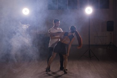 Genç çift Latin dans Bachata, merengue, salsa dans. Dans dersi iki zerafet poz