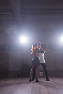 Yetenekli dansçılar konser ışık ve duman altında karanlık odada gerçekleştirme. Şehvetli çift bir sanatsal ve duygusal çağdaş dans performans