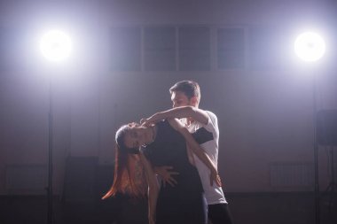 Yetenekli dansçılar konser ışık ve duman altında karanlık odada gerçekleştirme. Şehvetli çift bir sanatsal ve duygusal çağdaş dans performans