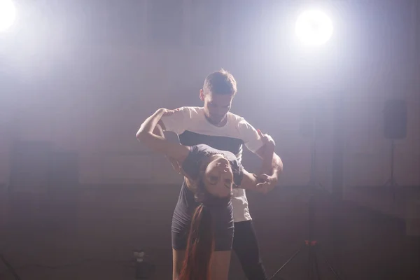 Pareja joven bailando social danse kizomba o bachata o semba o taraxia en clase de baile fondo — Foto de Stock