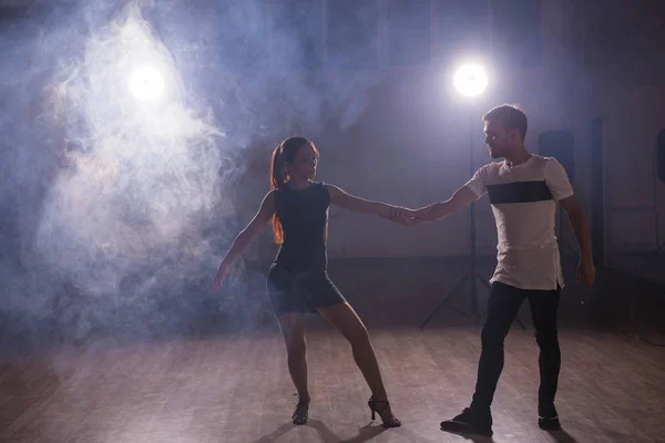 Activos adultos felices bailando bachata juntos en clase de baile — Foto de Stock