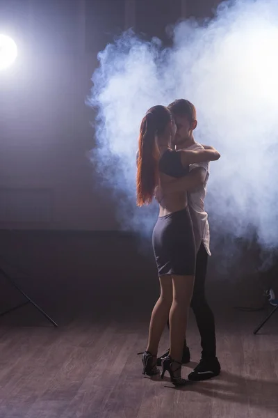 Activos adultos felices bailando bachata juntos en clase de baile — Foto de Stock