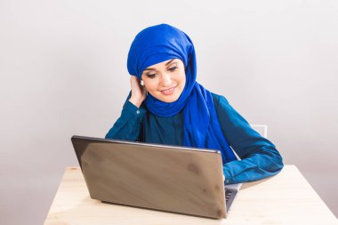 Güven çok Müslüman kadın dizüstü bilgisayarda çalışıyor. İş ve finans kavramları.