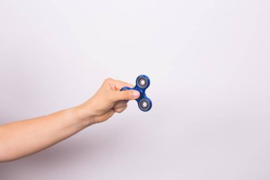 popüler tutan erkek el kıpır spinner oyuncak boşaltmak, stres ve gevşeme ayağım anti anksiyete Rölyef oyuncak beyaz zemin üzerine