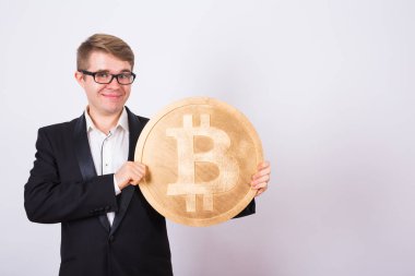 Büyük altın bitcoin, pembe arka plan tutan Businessnan. Kripto para birimi, sanal para, internet ve ekonomi kavramı