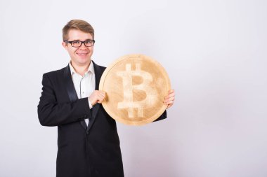 Büyük altın bitcoin, pembe arka plan tutan Businessnan. Kripto para birimi, sanal para, internet ve ekonomi kavramı