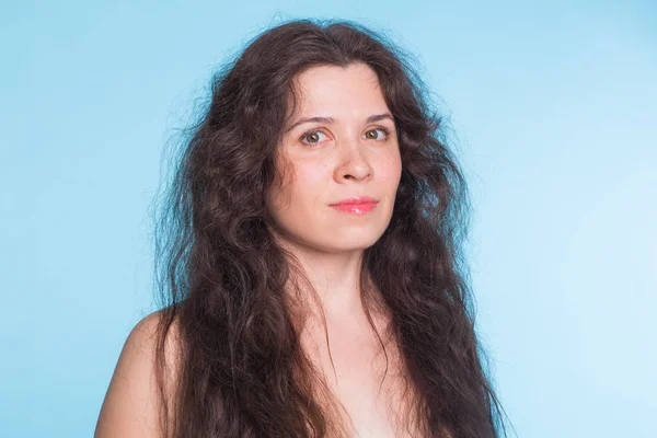 Retrato de mulher nua sensual com cabelo encaracolado no fundo azul — Fotografia de Stock