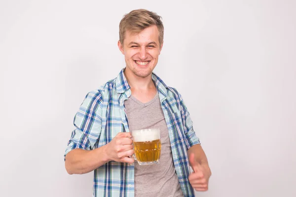 Радісний чоловік з бородою з чашкою пива на синьому фоні, алкоголь — стокове фото